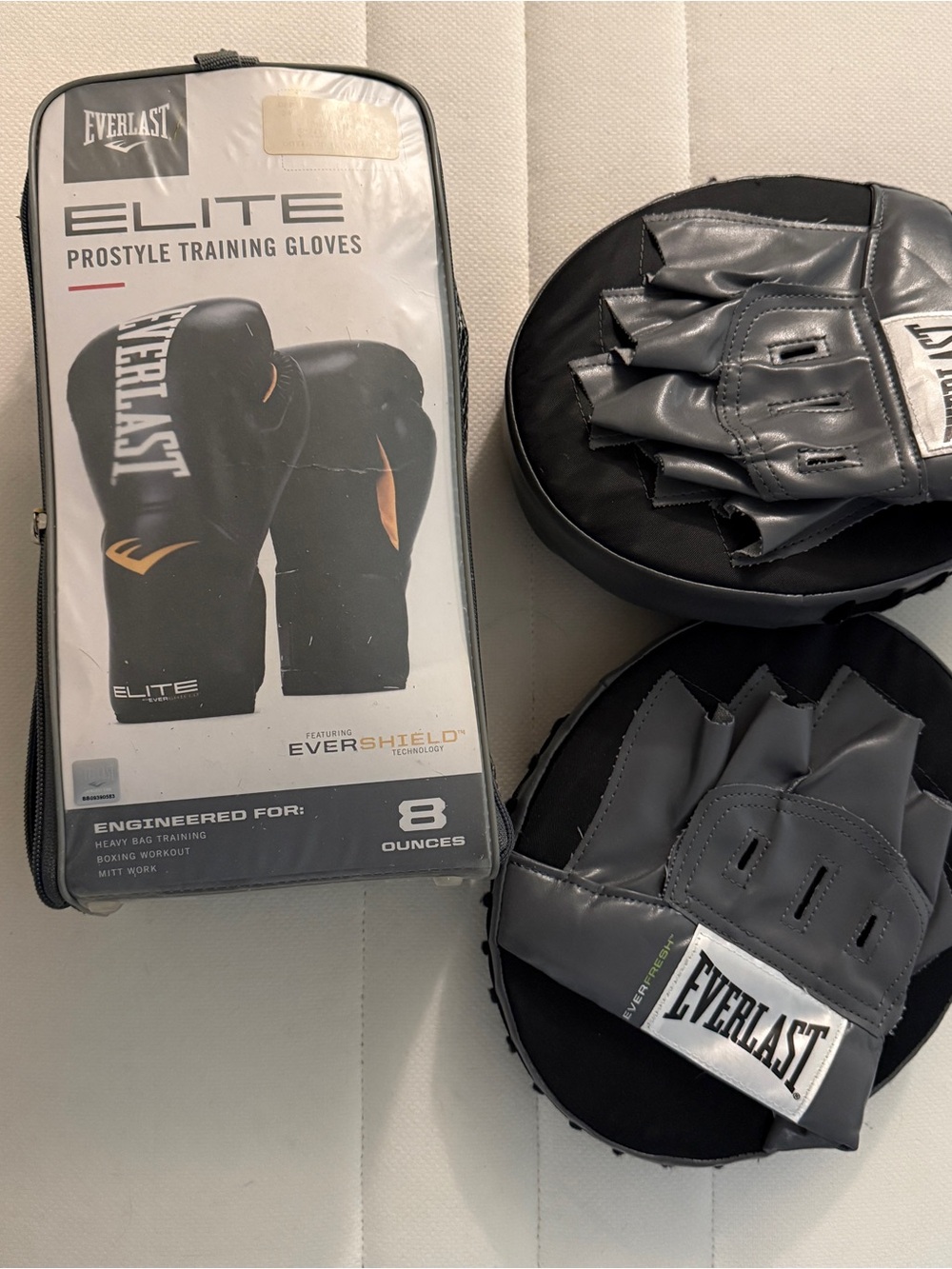 Everlast Prostyle Training Boxing Gloves and pads set